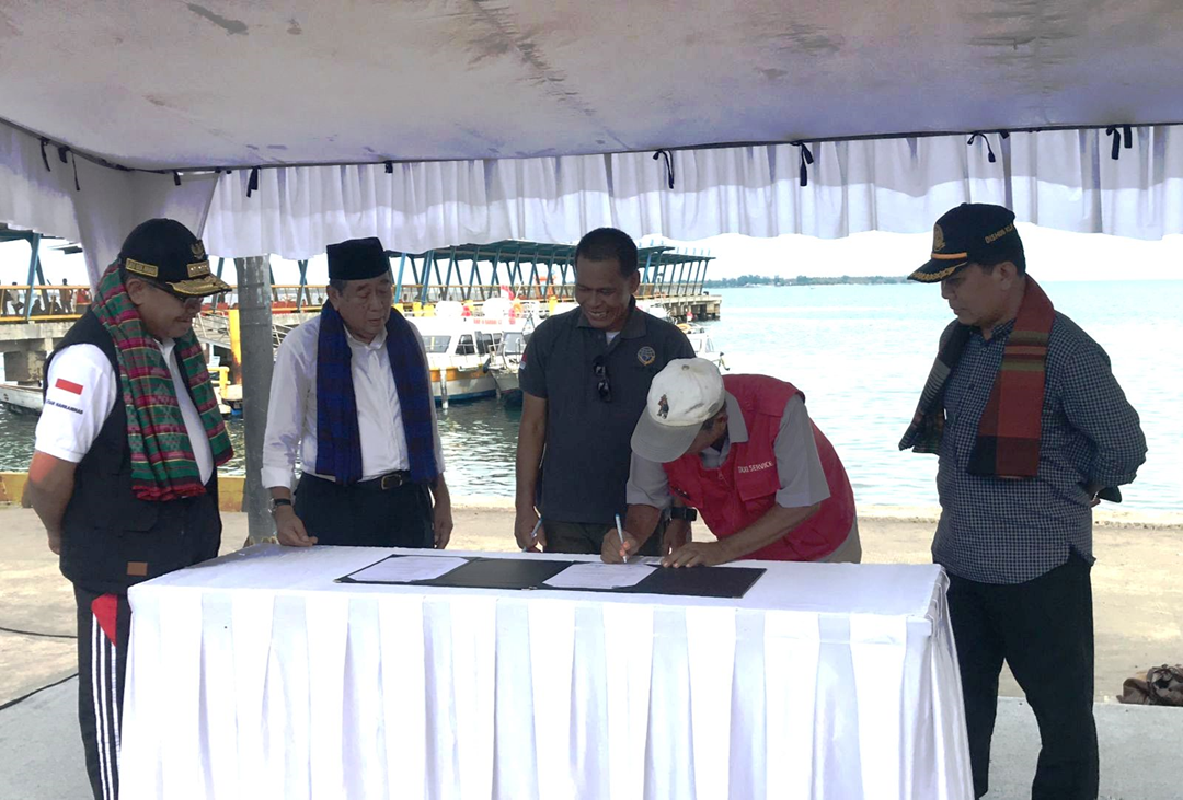 PERJANJIAN: Kepala Dinas Perhubungan NTB H Lalu Mohammad Faozal (tengah) melakukan perjanjian dengan Koperasi Angkutan Wisata Wisnusman Raden Bambang Sunarto (dua dari kanan).(NURUL/LOMBOK POST)