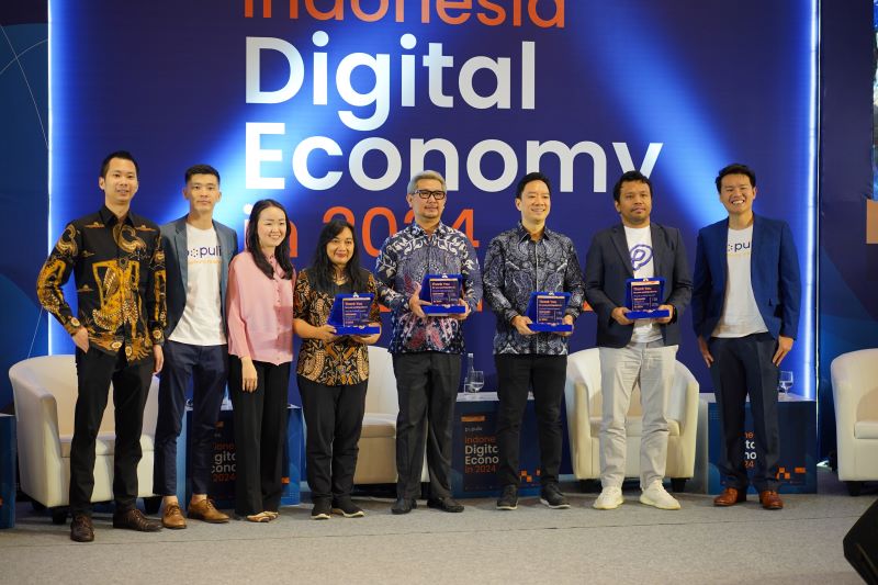 Bryan The (VP of Growth Populix), Jonathan Benhi (Co-Founder & CTO Populix) berfoto bersama para pembicara Populix Industry Outlook: Indonesia Digital Economy 2024, Kamis (7/12). (Foto Istimewa)