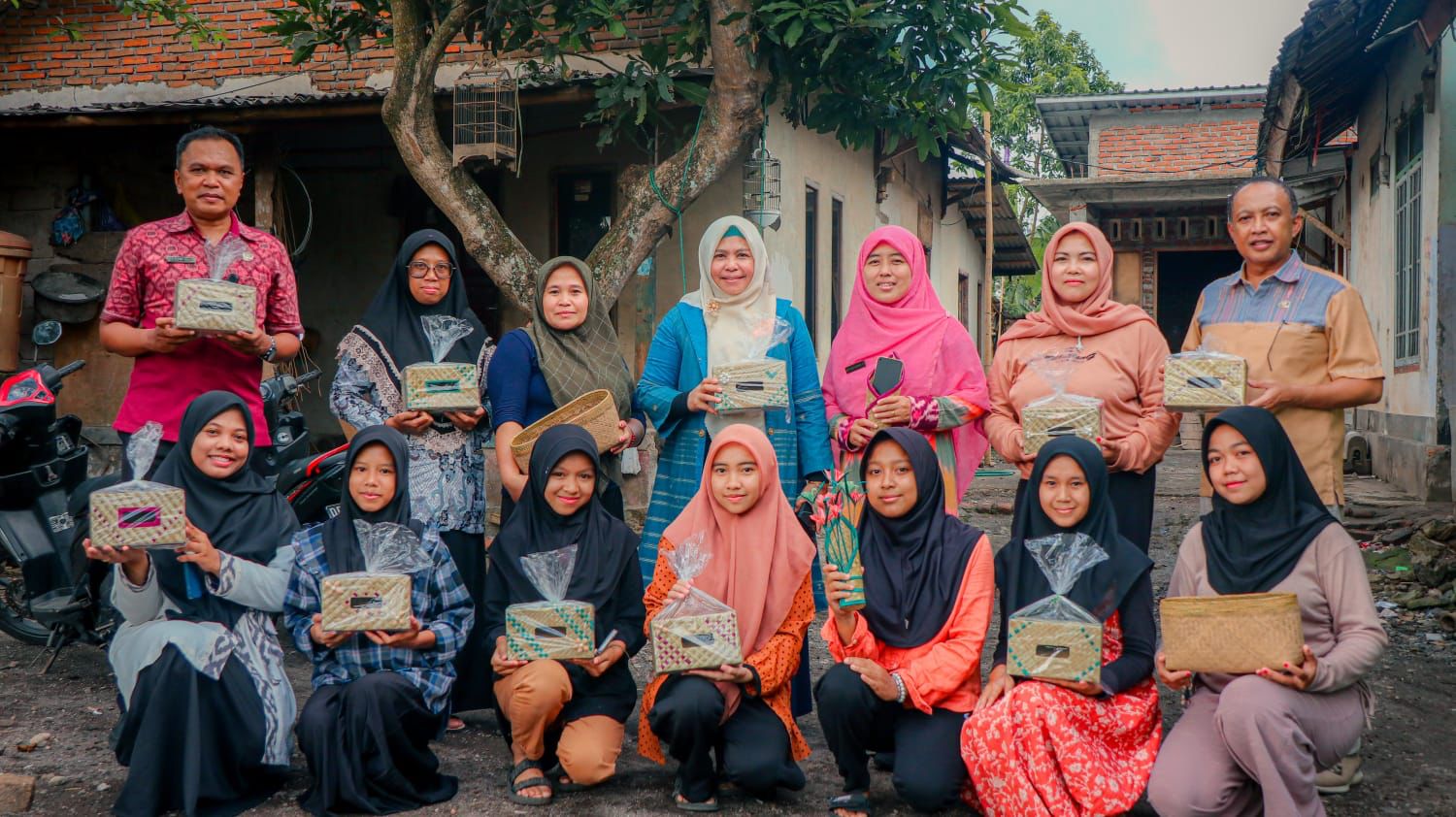 BUTUH DUKUNGAN: Kelompok IKM Lanji Bersatu berfoto bersama Kepala Dinas Perindustrian NTB Hj Nuryanti di Desa Darmaji, Kecamatan Kopang, Loteng, Kamis (7/12).