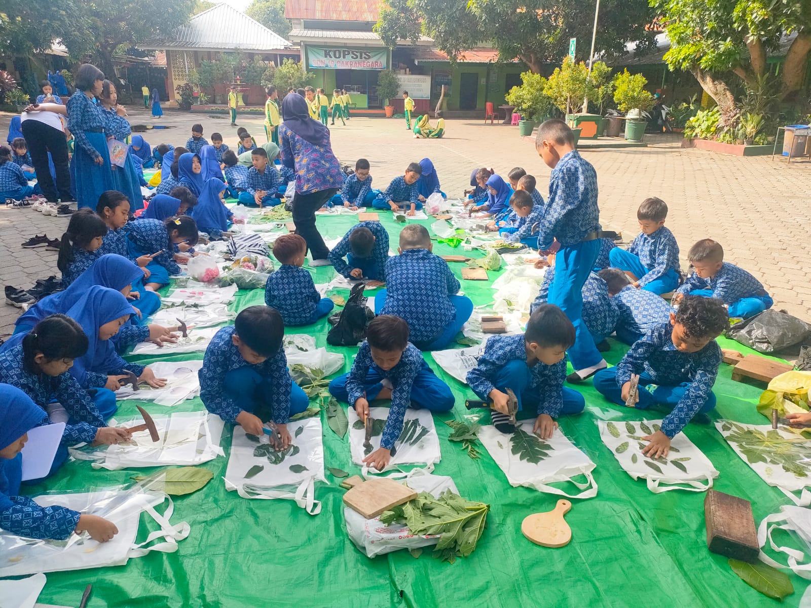 KREATIF: Murid kelas II SDN 19 Cakranegara membuat tas ecoprint di halaman sekolah setempat, belum lama ini. (SRI FOR LOMBOK POST)