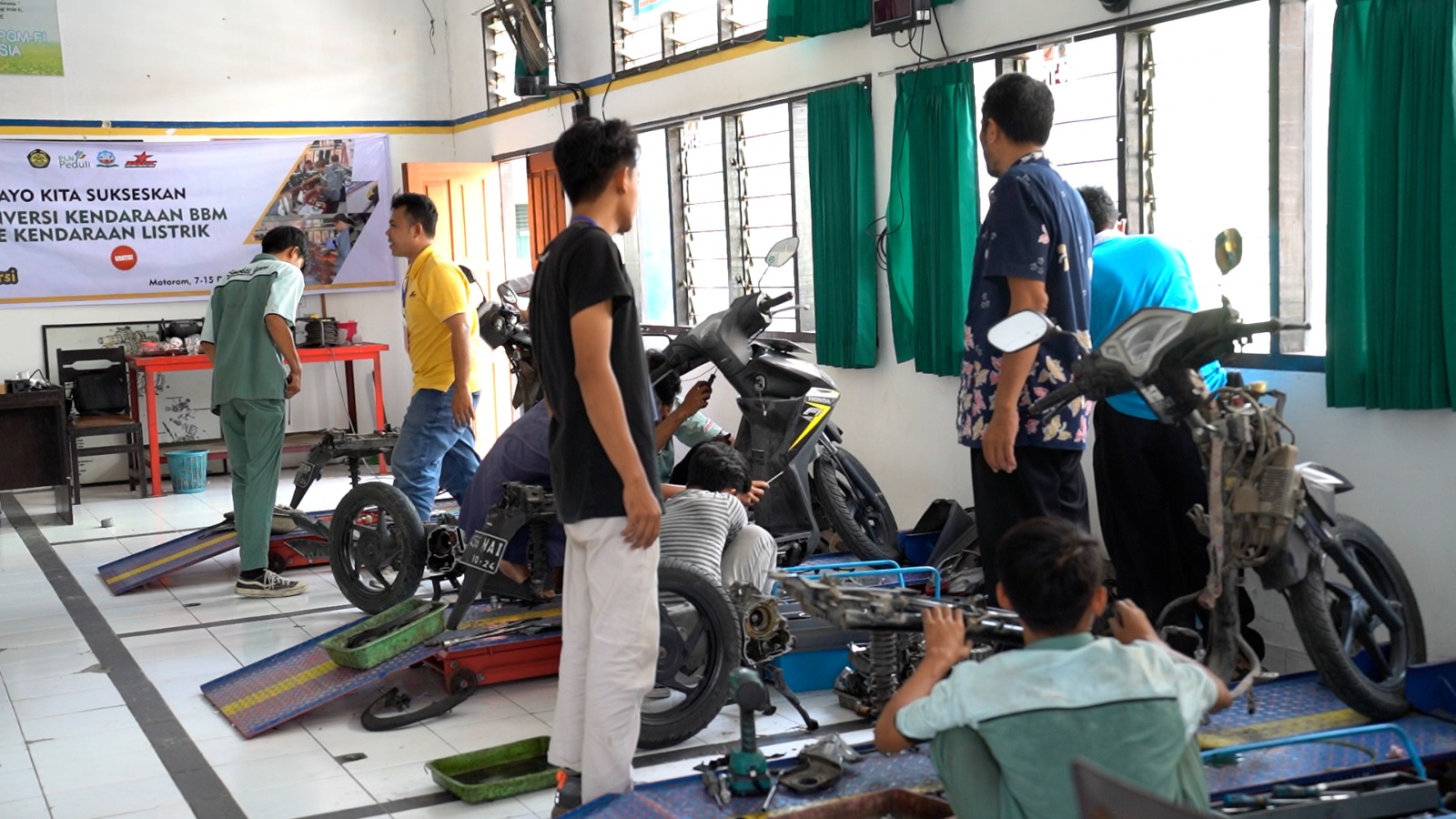 Proses konversi motor BBM menjadi motor listrik di bengkel resmi konversi.