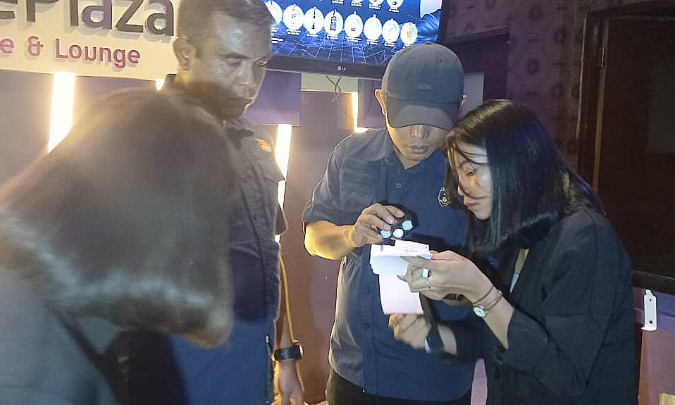 Tim Ditresnarkoba Polda NTB saat melakukan razia di salah satu tempat hiburan di Jalan Pejanggik Mataram, Sabtu malam (9/12).