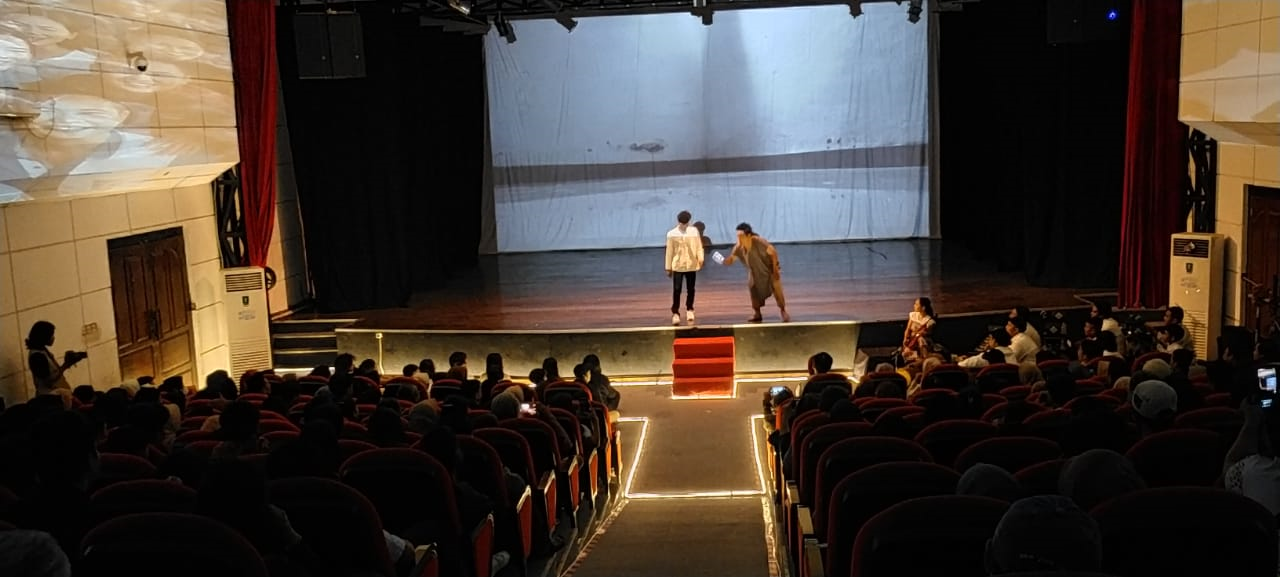 EKSPERIMENTASI TOONEEL: Pemain sedang menampilkan Eksperimentasi Teater Tooneel di Gedung Tertutup Taman Budaya NTB, beberapa hari lalu.