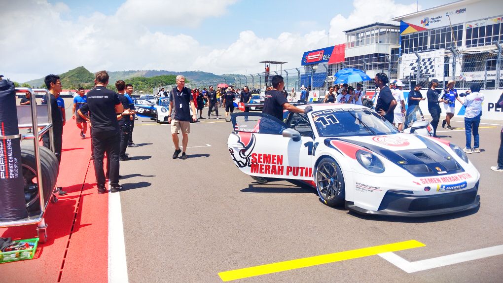 Para tim dan mekanik mempersiapkan mobil dan pembalap yang akan berlaga untuk kelas Endurance Race, Porsche Sprint Challenge Indonesia 2023 di Sirkuit Internasional Pertamina Mandalika,  Minggu (10/12