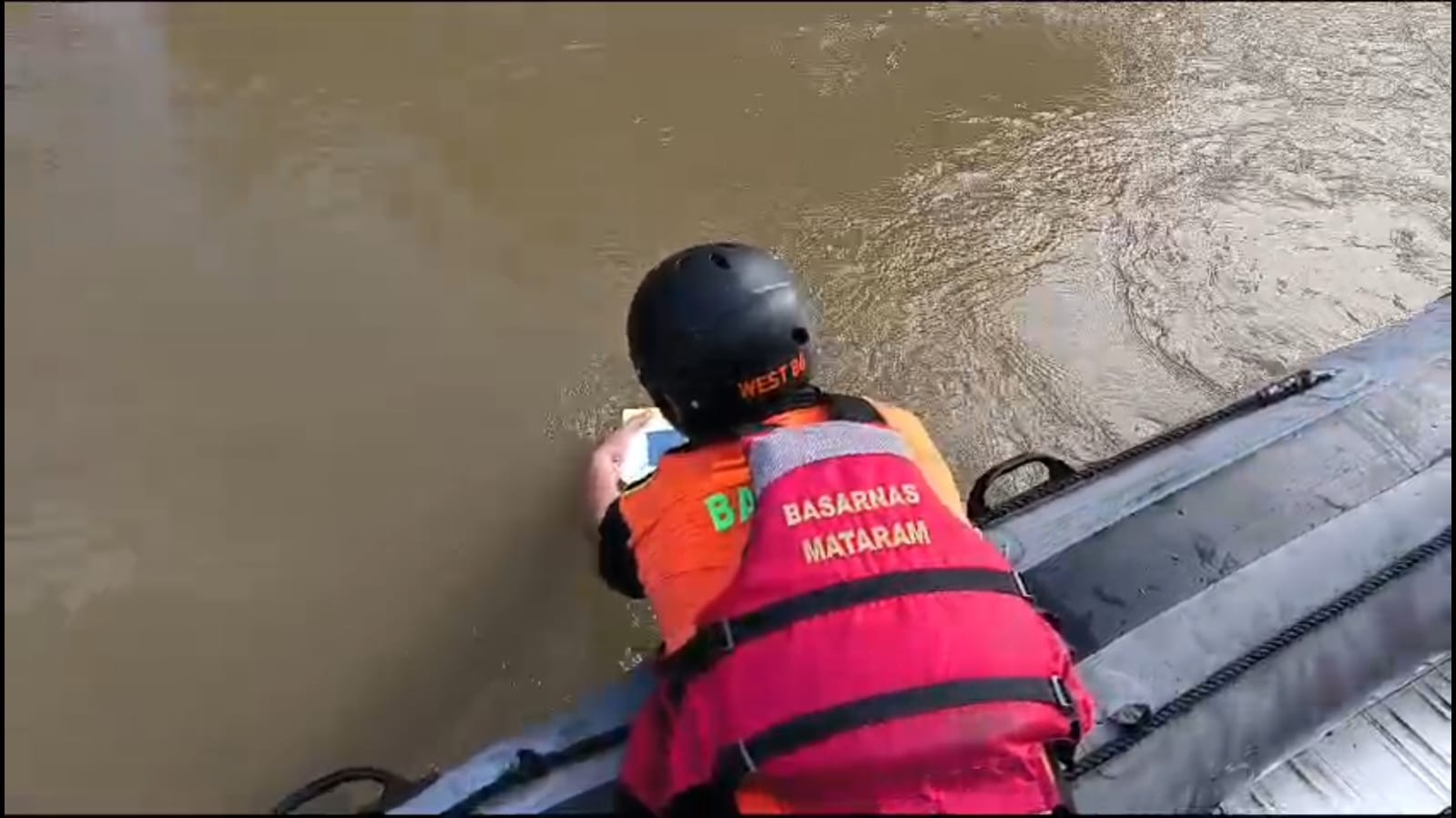 Tim Rescue mencari Jejak Bilal di Sungai Jangkuk.