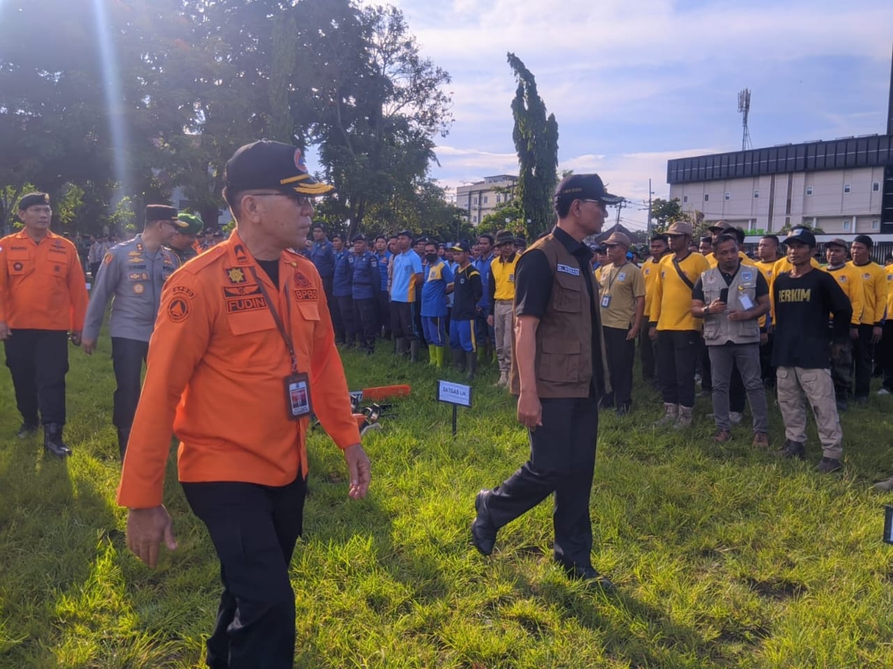 Wali Kota Mataram H Mohan Roliskana didampingi Kepala BPBD Kota Mataram Mahfuddin Noor memeriksa kesiapan pasukan hadapi potensi bencana.