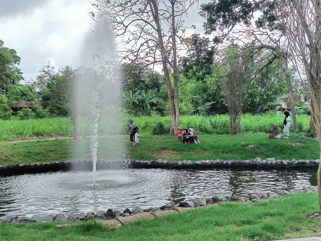 Warga tengah menikmati Telaga Angsa Udayana.