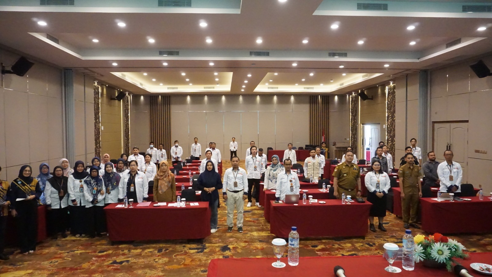 Foto bersama pihak Kantor Bahasa NTB dan lembaga terkait, di kegiatan monitoring dan evaluasi dalam rangka Kolaborasi Internal Triwulan IV, selama 11-12 Desember di Mataram