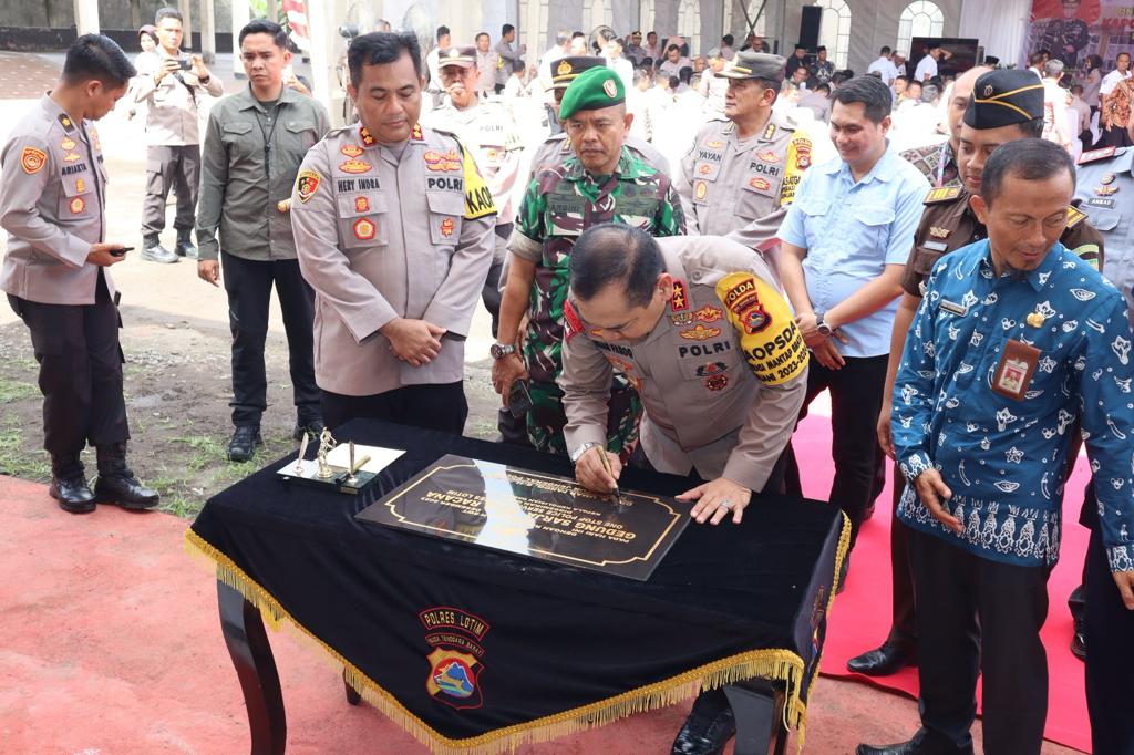 Kapolda NTB Irjen Umar Faroq menandatangani prasasi peresmian Gedung One Stop Police Service di Polres Lotim, Selasa (12/12).