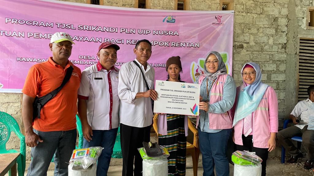 Srikandi PLN memberikan bantuan pemberdayaan perempuan di wilayah pengembangan PLTP Ulumbu Unit 5-6 Poco Leok.