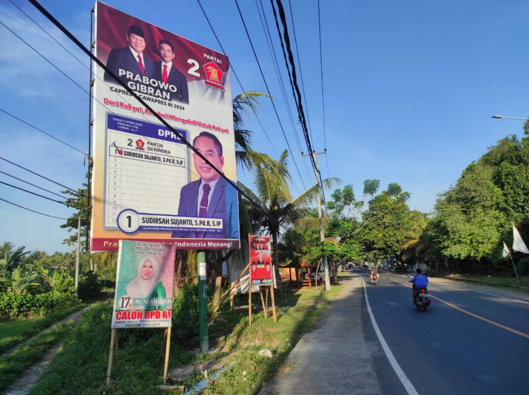 PESANAN BERKURANG: Salah satu baliho yang ada di jalan raya Lombok Barat. (Ferial/Lombok Post)
