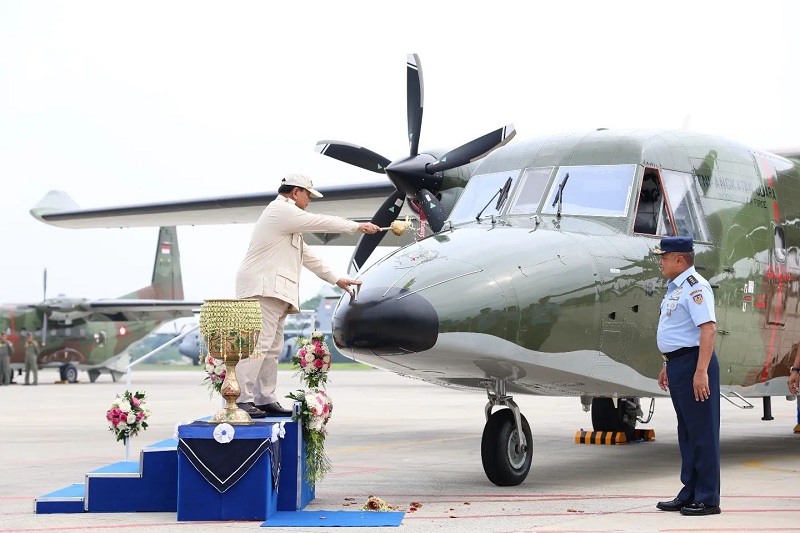 Prabowo Subianto "memandikan" pesawat baru yang diserahterimakan ke TNI AU. (tangkapan layar IG Kemhan RI)