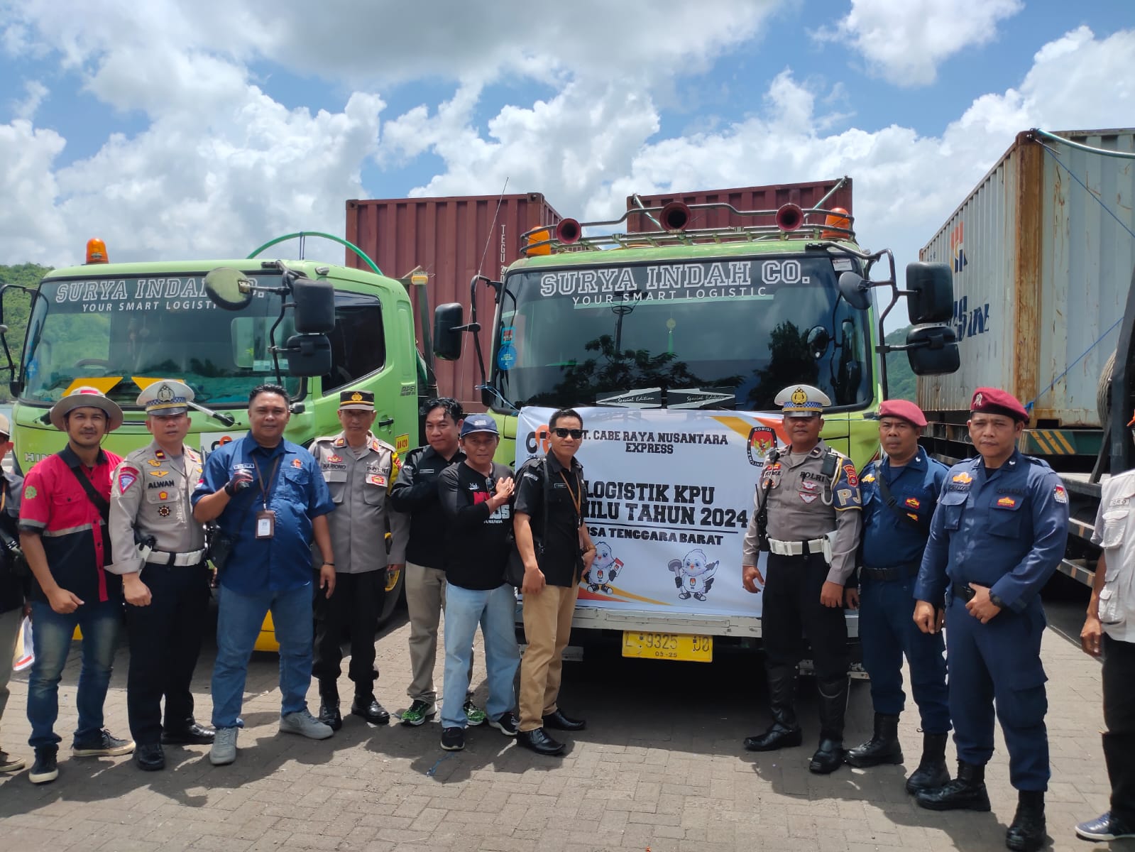 KAWAL LOGISTIK: Jajaran Satgas Operasi Mantap Brata Rinjani 2023-2024 mengawal kedatangan logistik surat suara saat tiba di Pelabuhan Lembar, Lombok Barat, Minggu (10/12)