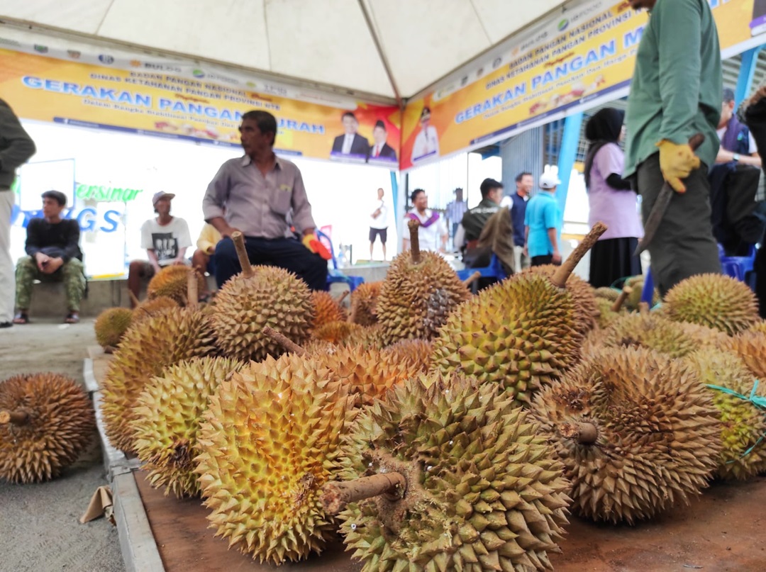 PANEN MELIMPAH: Sejumlah warga menyerbu buah durian yang dijual dalam kegiatan pasar murah di Lombok Barat, belum lama ini. (FERIAL/LOMBOK POST)