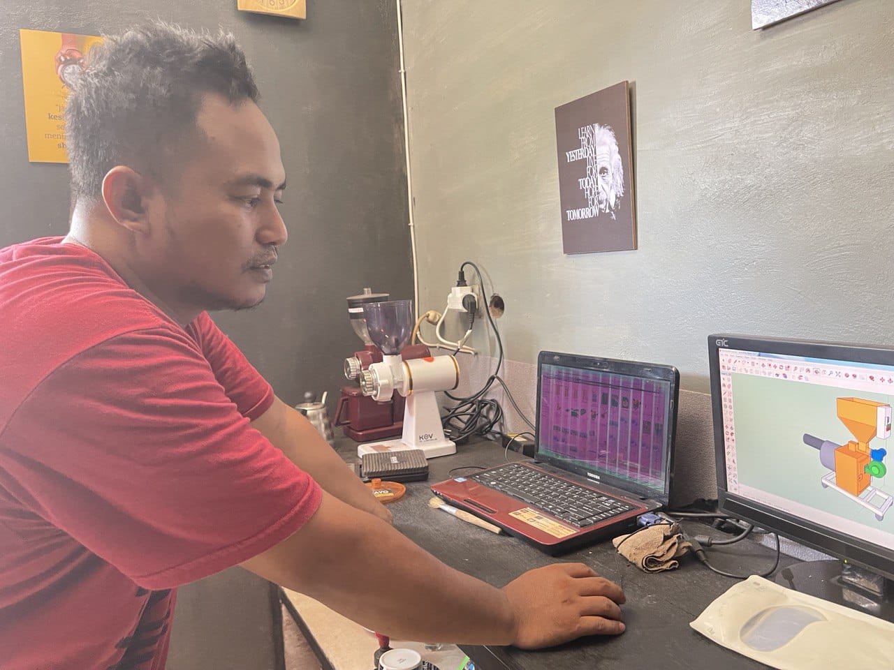 Andi As Adi memperlihatkan desain Wood Burner karyanya di aplikasi sketchup.