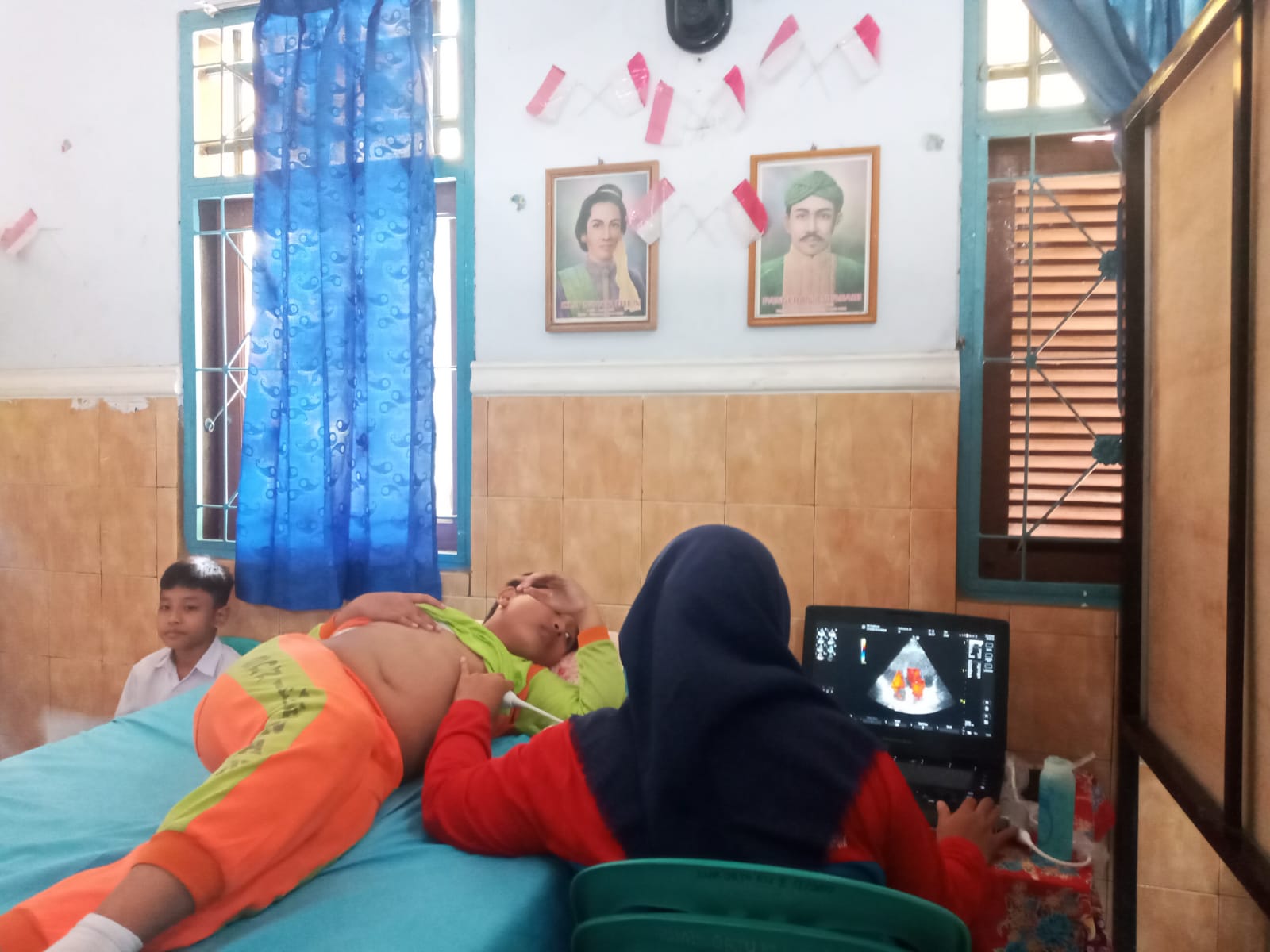 SKRINING JANTUNG: Seorang murid SDN 1 Ampenan melakukan skrining penyakit jantung rematik di sekolah setempat. (ROJAI/LOMBOK POST)