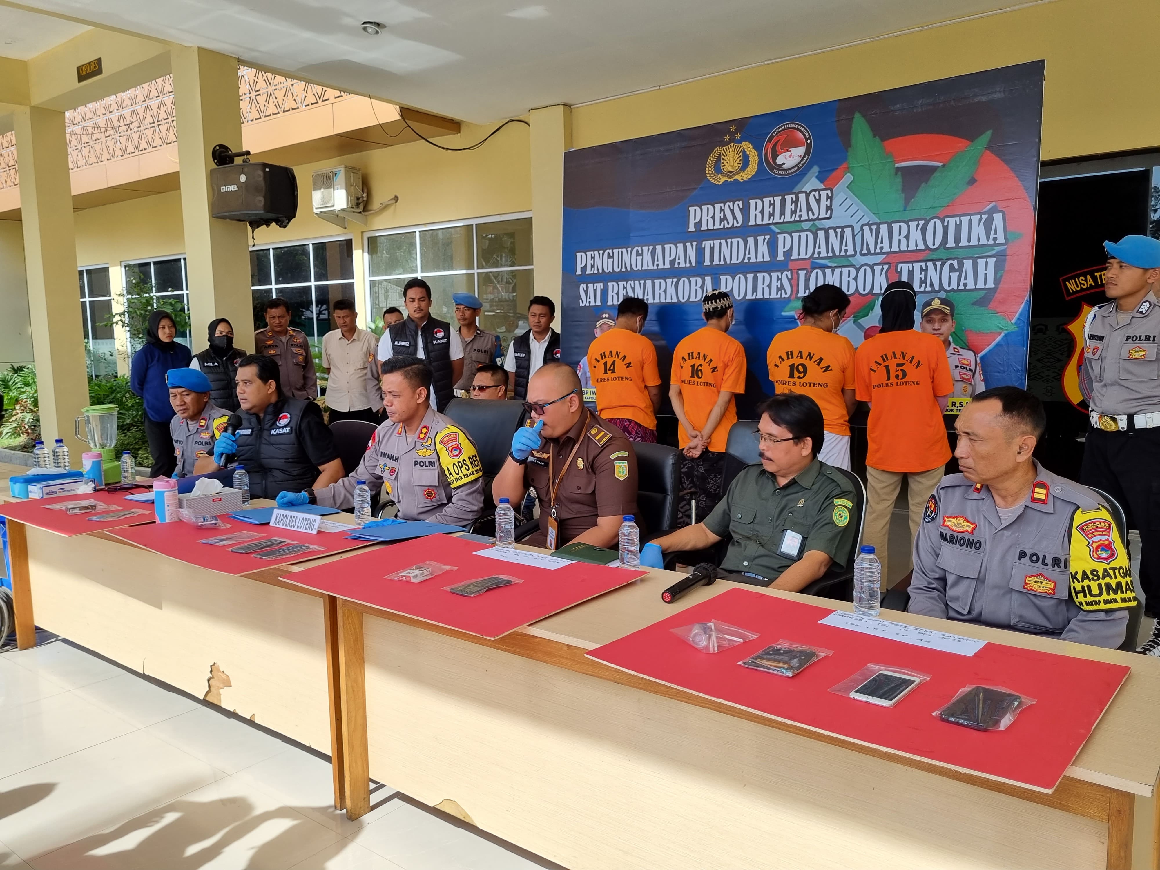 Jajaran Satres Narkoba Polres Loteng merilis peranan tujuh orang yang berpesta sabu di Kampung Jawa, Praya saat konferensi pers di halaman Mapolres Loteng, Selasa (12/12).