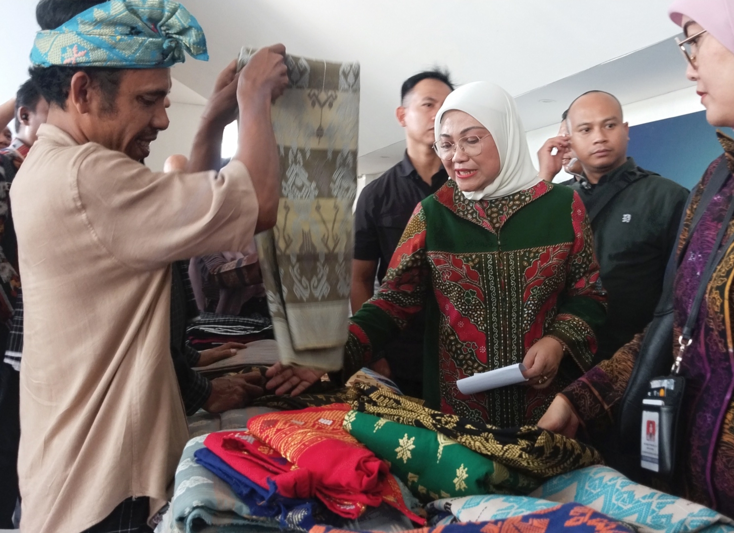 KUNJUNGAN: Menteri Ketenagakerjaan RI Ida Fauziyah (tiga kanan) mengunjungi stand kerajinan lokal kain tenun Sukarara usai sosialisasi Permenaker Nomor 4 Tahun 2023 di GOR Poltekpar Lombok.