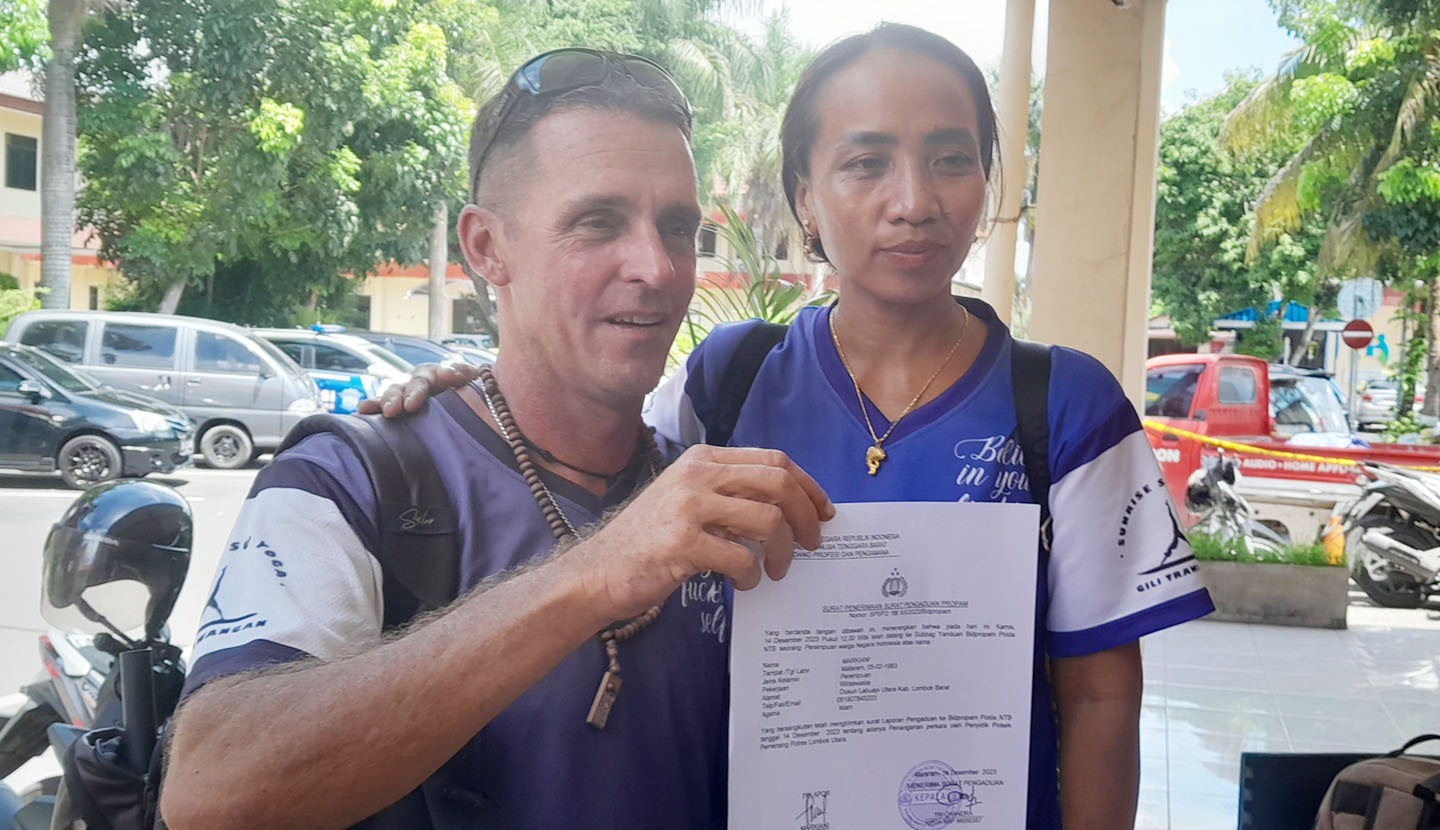 Bule Amerika James Edward Omeara (kiri) bersama istrinya Markiani melaporkan dugaan kriminalisasi di Polda NTB, Kamis (14/12).