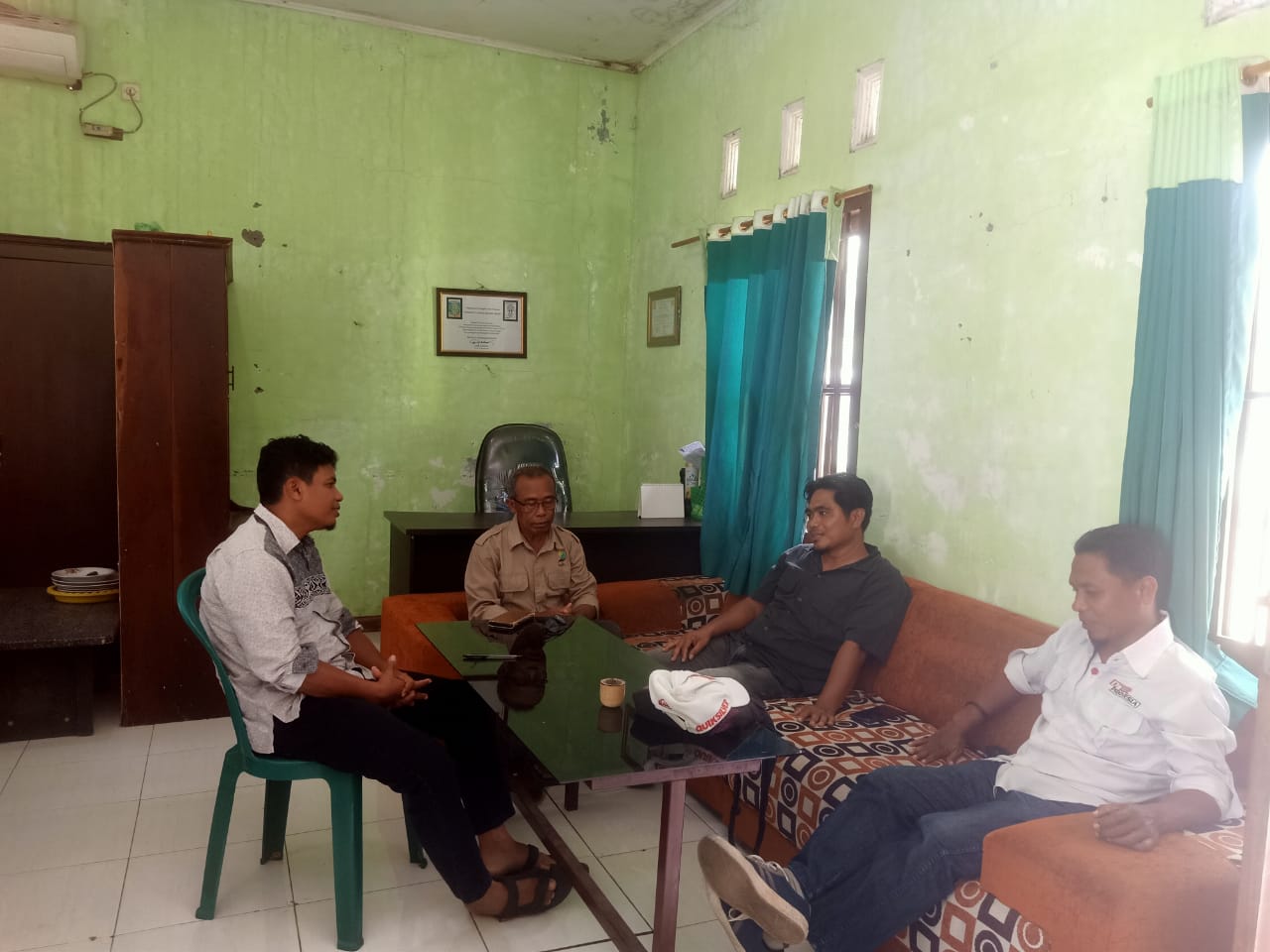 DAPAT BANTUAN: Lima KTH KPH Ampang Riwo dapat bantuan SSF.(ABDUL MUIS/LOMBOK POST)