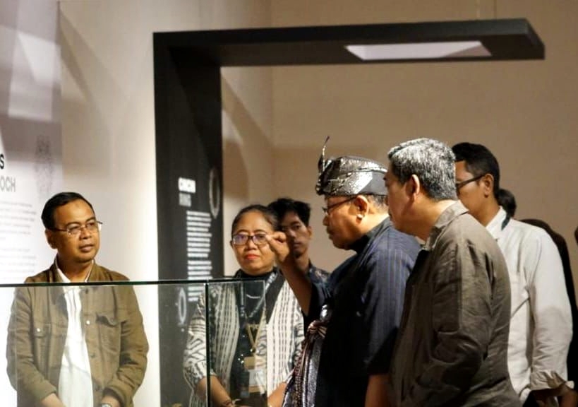 Kepala Dinas Dikbud NTB H Aidy Furqan (kiri), mendampingi Pj Gubernur NTB Lalu Gita Ariadi (pakai pengikat kepala), saat menghadiri pameran repatriasi 2023 di galeri nasional Indonesia