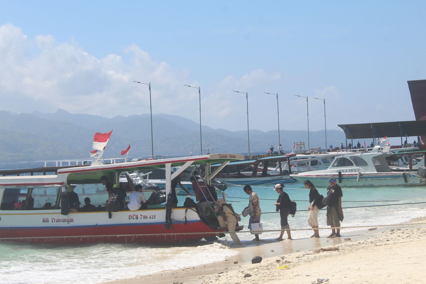 Sejumlah wisatawan lokal dan mancanegara menaiki perahu untuk kembali ke Pelabuhan Bangsal, usai menikmati keseruan liburan di Gili Trawangan, beberapa waktu lalu
