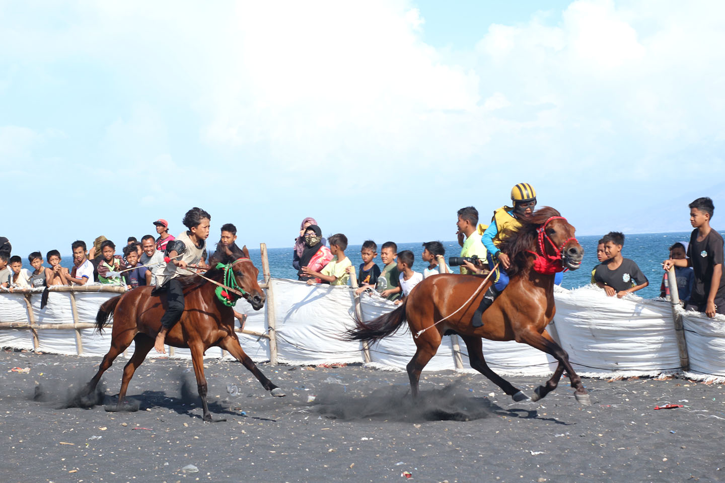 Dua joki cilik saat balapan pacuan kuda di Pantai Kerakat, Pohgading Timur, pada event Arong-Arong Jaran.