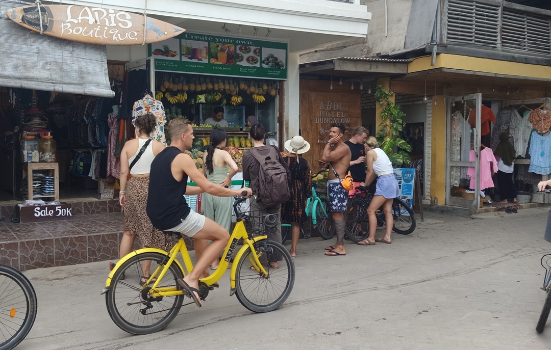 RENCANAKAN STORE BARU: Sejumlah wisatawan mancanegara di Gili Trawangan, beberapa waktu lalu.(FERIAL/LOMBOK POST)