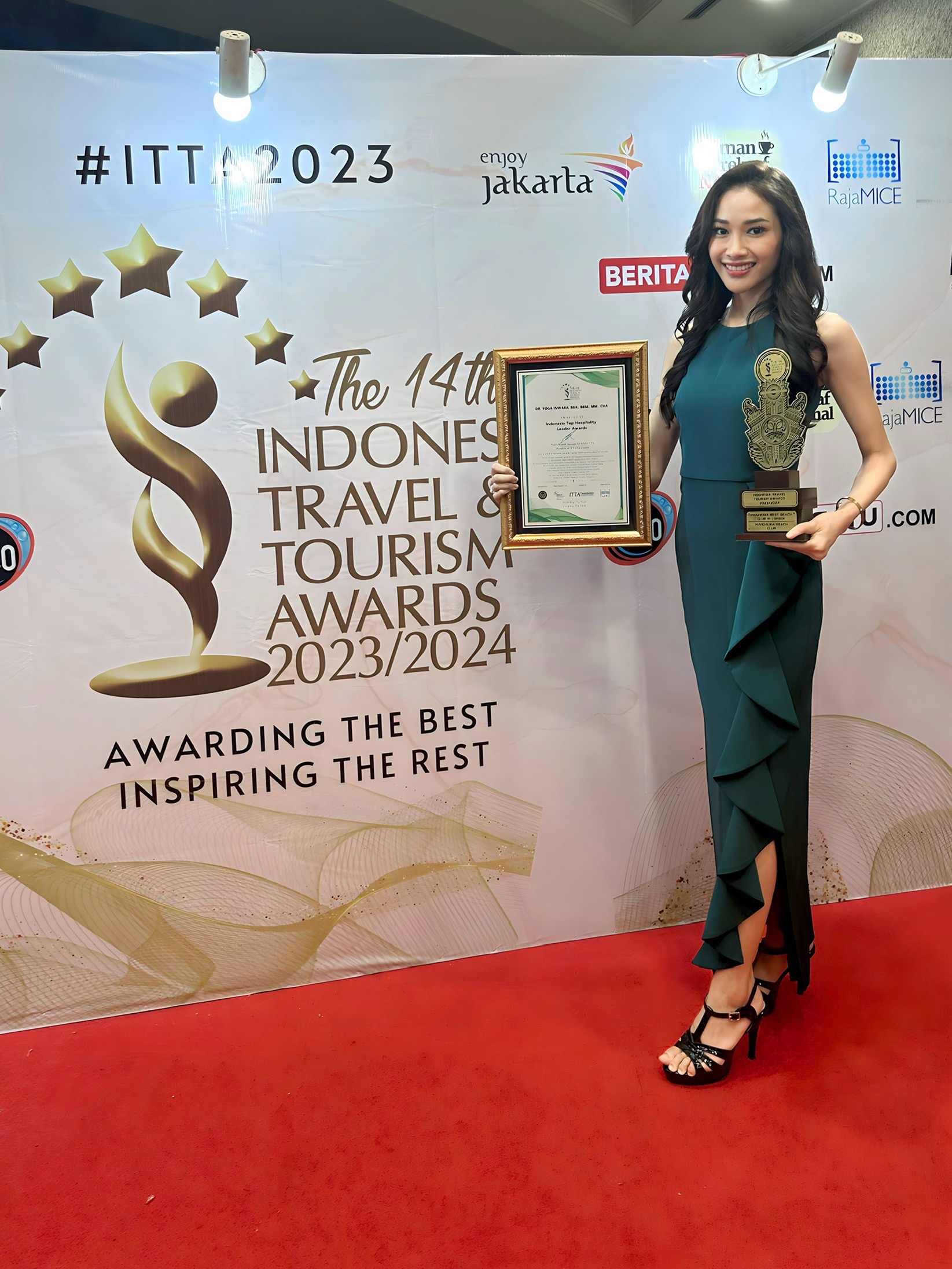 TERBAIK: Direktur Marketing Mandalika Beach Club (MBC) Maharani Devi menerima penghargaan atas dinobatkannya MBC sebagai Indonesia Best Beach Club in Lombok dalam ajang ITTA Award 2023/2024 di Jakarta