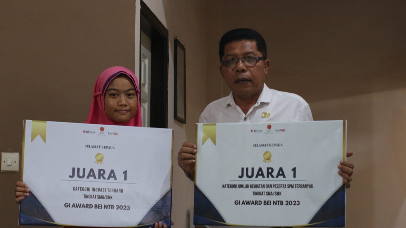 MEMBANGGAKAN: Kepala SMAN 3 Selong Syawalul Fitri bersama seorang siswa memperlihatkan penghargaan yang didapatkan pada GI Award BEI NTB 2023.