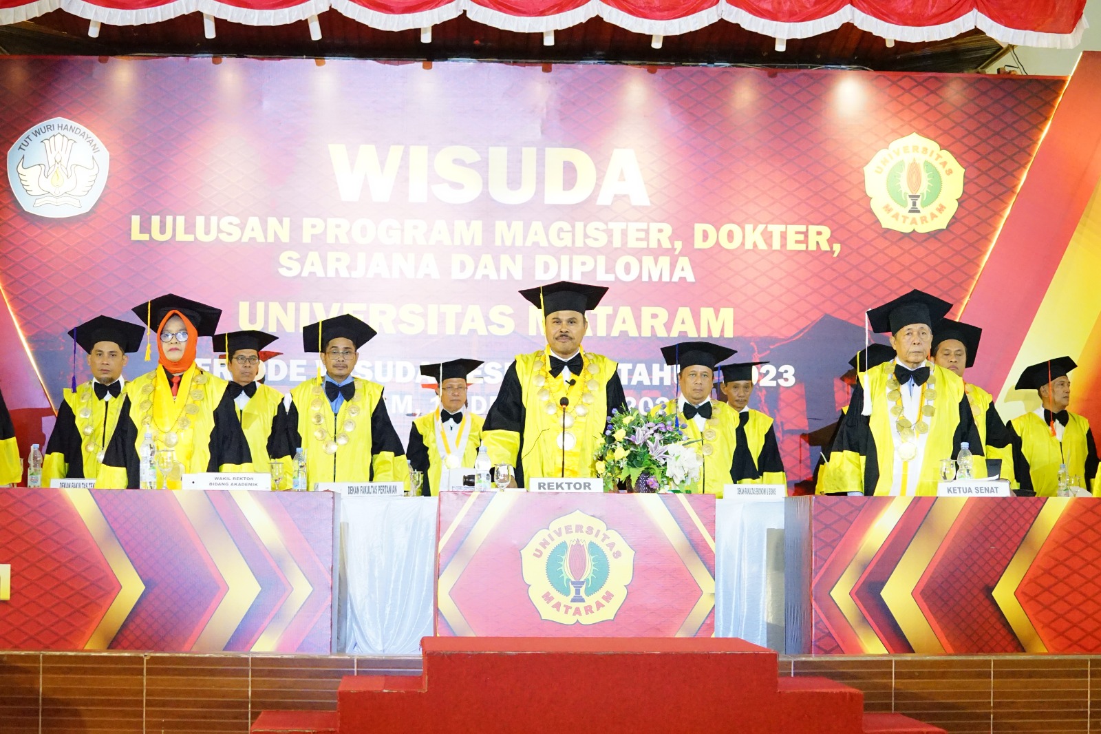 WISUDA: Rektor Unram Prof Bambang Hari Kusumo (tiga dari kiri/depan) bersama senat pada acara wisuda di Auditorium M Yusuf Abu Bakar Unram, Selasa (12/23) lalu.