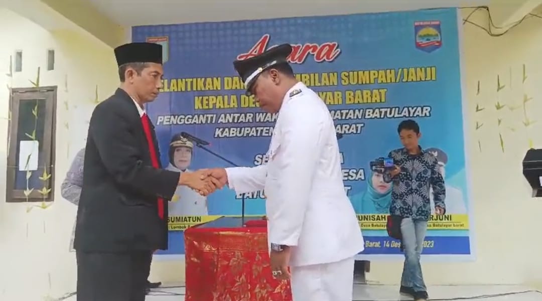 MENJABAT SAMPAI 2027: Camat Batulayar Afgan Kusuma Negara (kiri) usai melantik Kades PAW Desa Batulayar Barat. (HABIBUL ADNAN/LOMBOK POST)