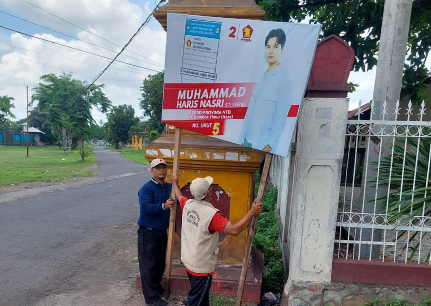 Panwascam Selong menertibkan APK di depan kantor bupati Lotim.