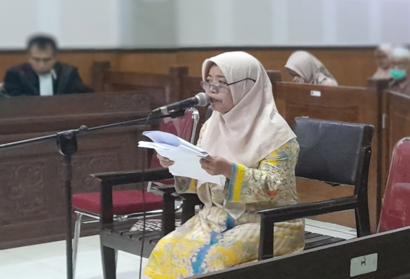 Terdakwa korupsi pengadaan alat metrologi di Dinas Perindag Dompu Sri Suzana membacakan pleidoi dalam sidang di Pengadilan Tipikor Mataram, Jumat (15/12)