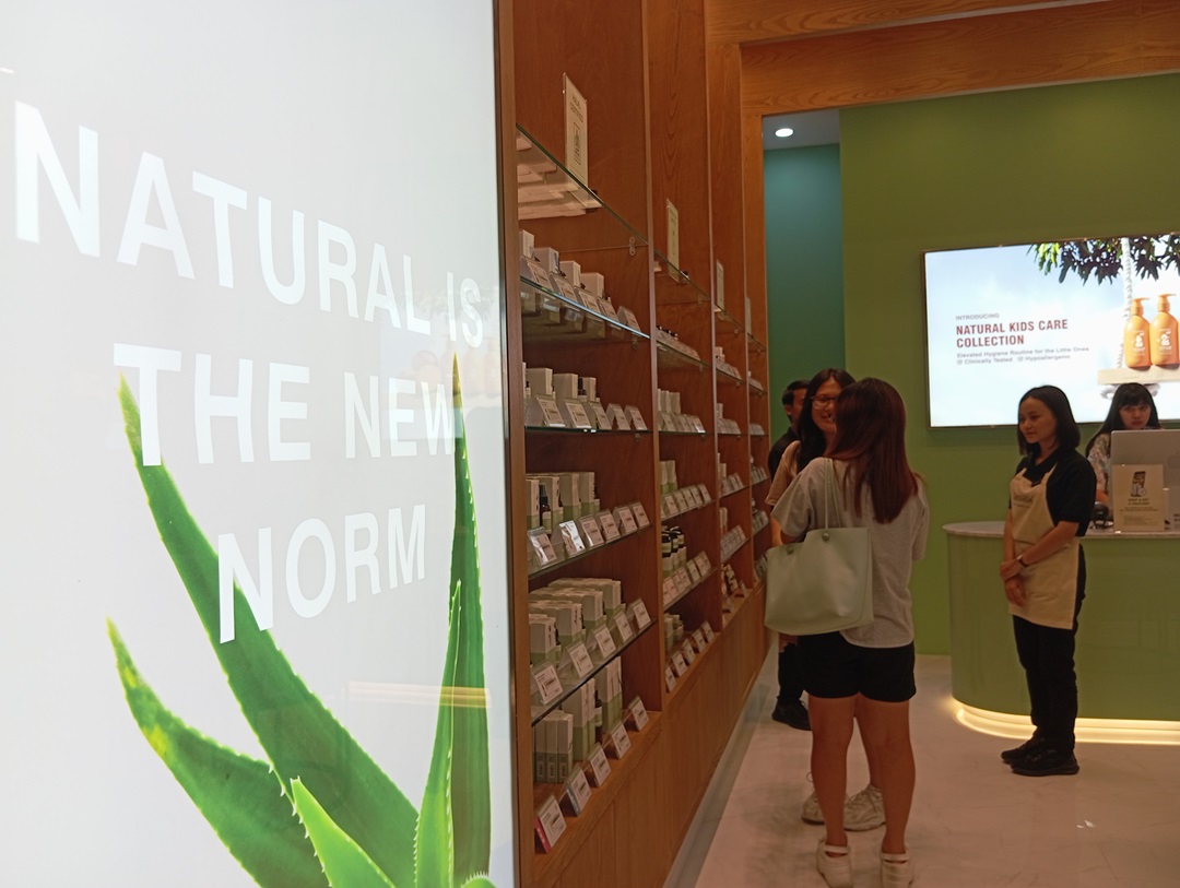 GERAI PERTAMA: Perusahaan kecantikan merek lokal asal Bali, Sensatia Botanicals membuka gerai pertama di Lombok Epicentrum Mall, Kamis (14/12). (Ferial/Lombok Post)