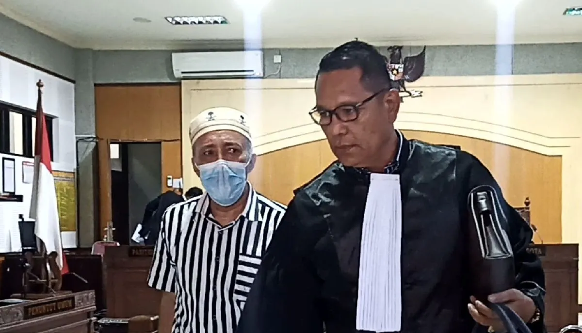 SUDAH SANKSI: Terpidana korupsi bansos Sirajudin bersama penasihat hukumnya Abdul Hanan saat menjalani sidang di Pengadilan Tipikor Mataram, belum lama ini.(DOK/LOMBOK POST)
