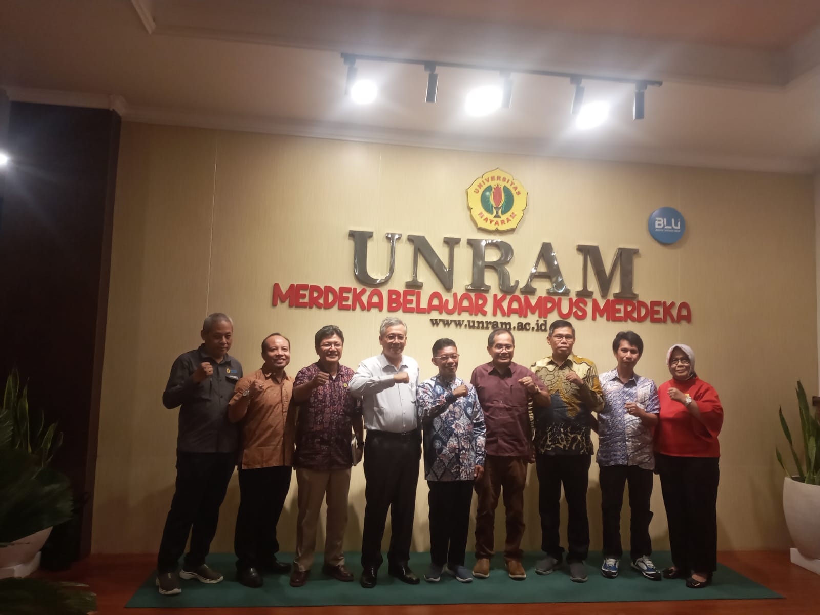 KERJA SAMA: Wakil Rektor Bidang Akademik Unram Prof Sitti Hilyana (baju merah) berfoto bersama usai penandatanganan nota kesapahaman dengan Fakultas Perikanan dan Ilmu Kelautan IPB di Rektorat Unram.