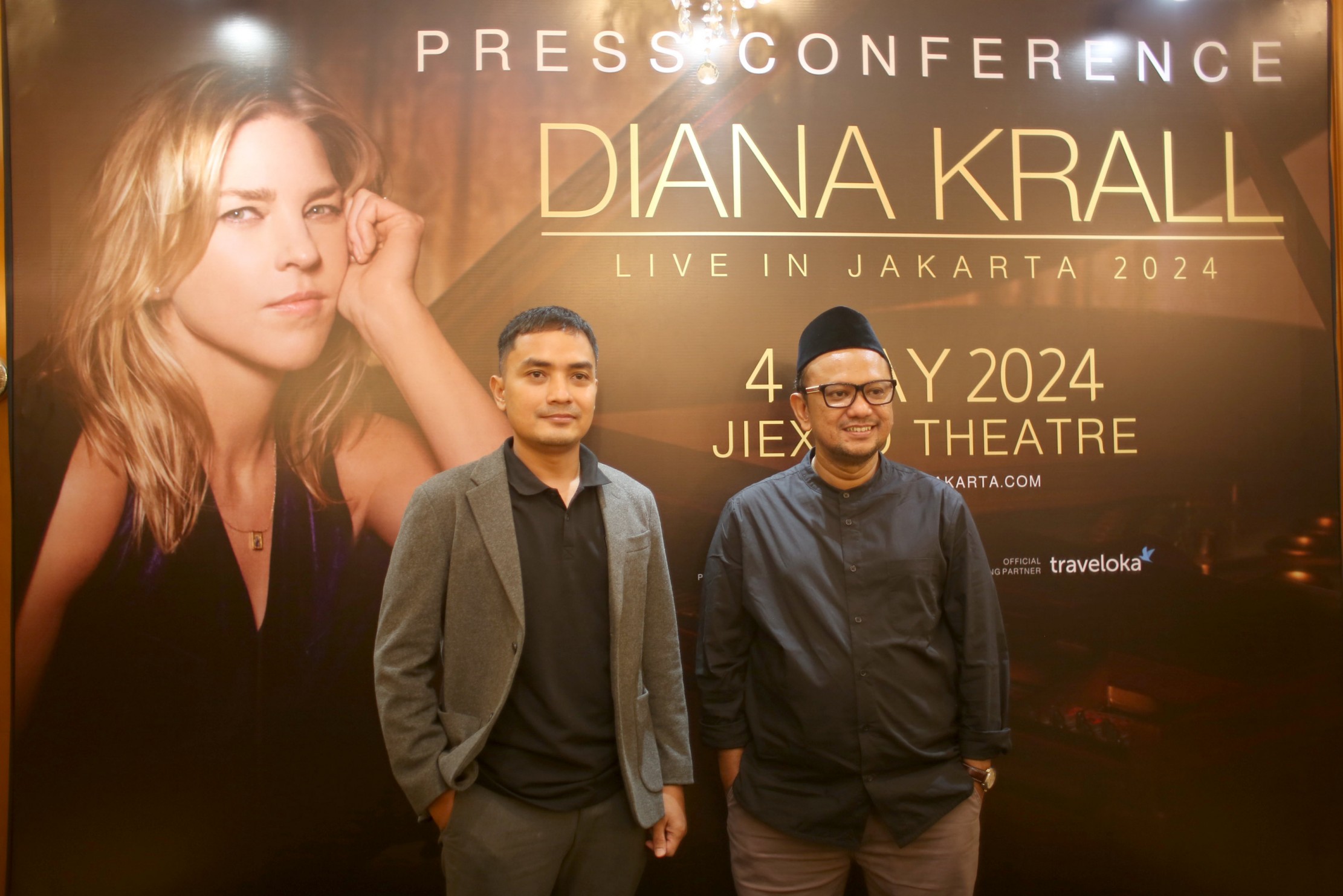 Founder Rajawali Indonesia Anas Alimi (kanan) dan CEO Rajawali Indonesia Tovic Raharja (kiri) memberikan keterangan dalam konferensi pers terkait rencana konser tunggal Diana Krall Live in Jakarta 2024 di Jakarta, Rabu (13/12/2023). Penyanyi jazz pemenang