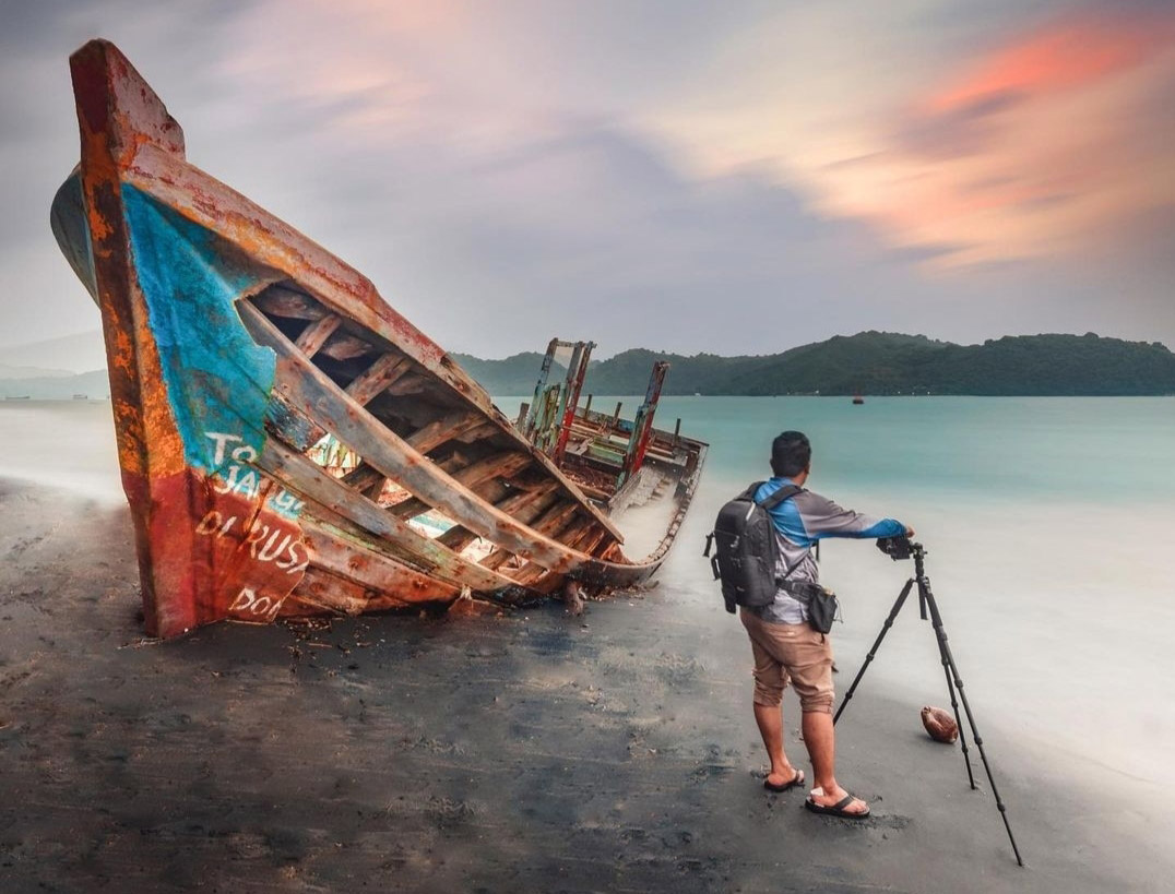 Seorang teman Firman Ayatullah berdiri saat melakukan hunting di wilayah pantai selatan Lombok, beberapa waktu lalu.