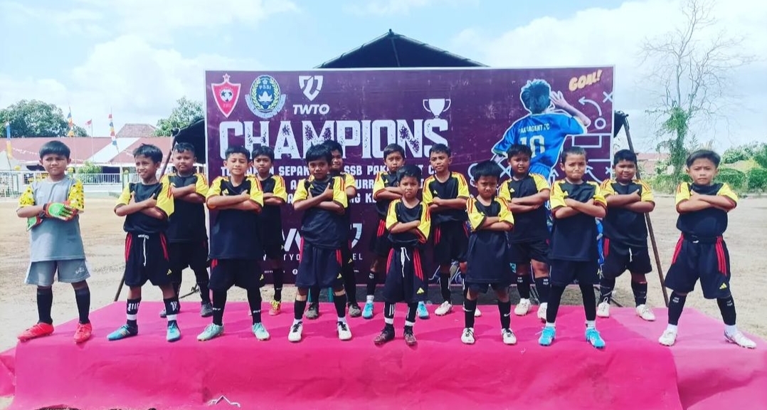 Para pemain Lombok Smile FC U-10 berpose saat menjuarai salah satu kejuaraan di Mataram, beberapa waktu lalu.