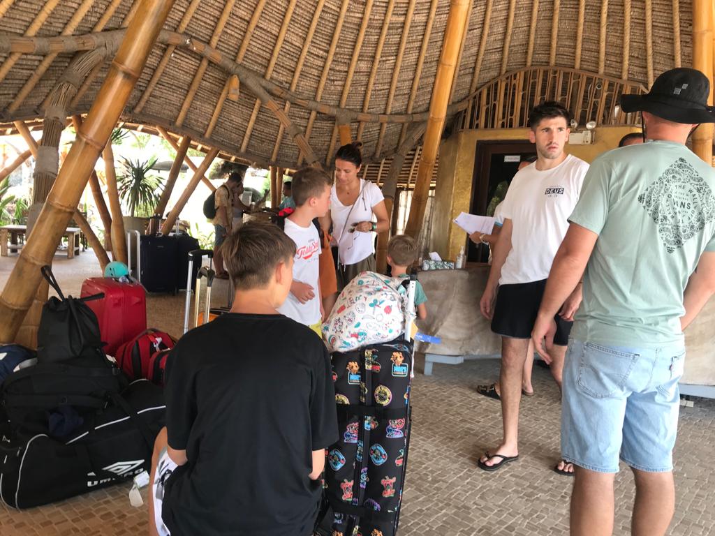 CHEK IN: Beberapa wisatawan mancanegara yang akan chek in pada salah satu hotel di Gili Trawangan, belum lama ini.(NURUL/LOMBOK POST)