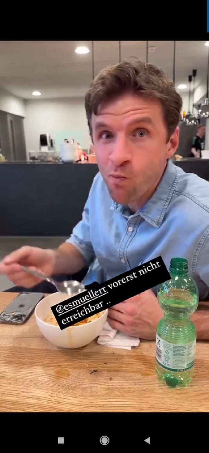 DIACUNGI JEMPOL: Video pemain sepakbola dunia Thomas Muller tengah asyik makan ditemani iPhonenya yang disorot lantaran dalam kondisi retak. (Tangkapan layar Instagram @leon_goretzka)