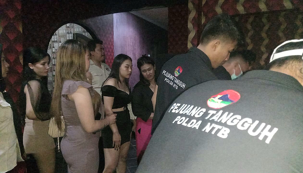 Tim gabungan dari Ditresnarkoba Polda NTB saat melakukan razia di salah satu tempat hiburan di Senggigi, Lombok Barat, Sabtu dini hari (16/12).