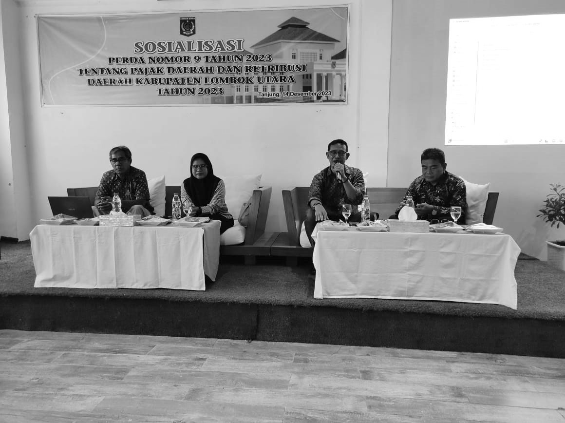 Kepala Bapenda KLU Ainal Yakin (dua kanan) saat mensosialisasikan Perda Nomor 9 Tahun 2023, di Anema Resort Lombok, Sigar Penjalin, Kecamatan Tanjung, Kamis (14/12).