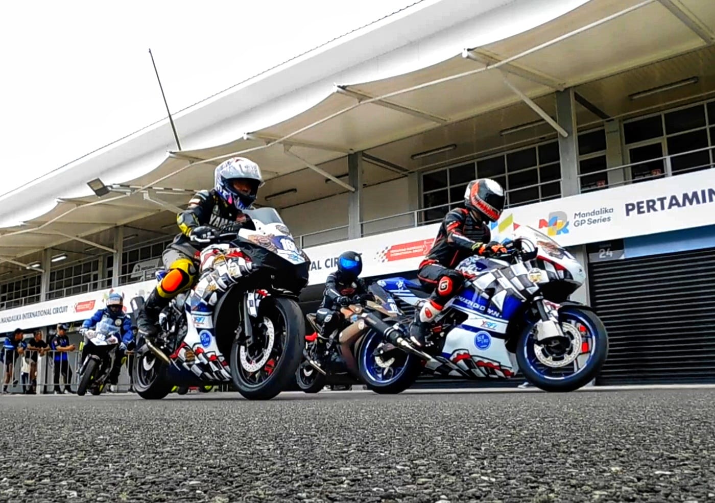 RAMAIKAN SIRKUIT: Pembalap motor bersiap masuki arena dan menjajal lintasan Sirkuit Mandalika, Sabtu (16/12).