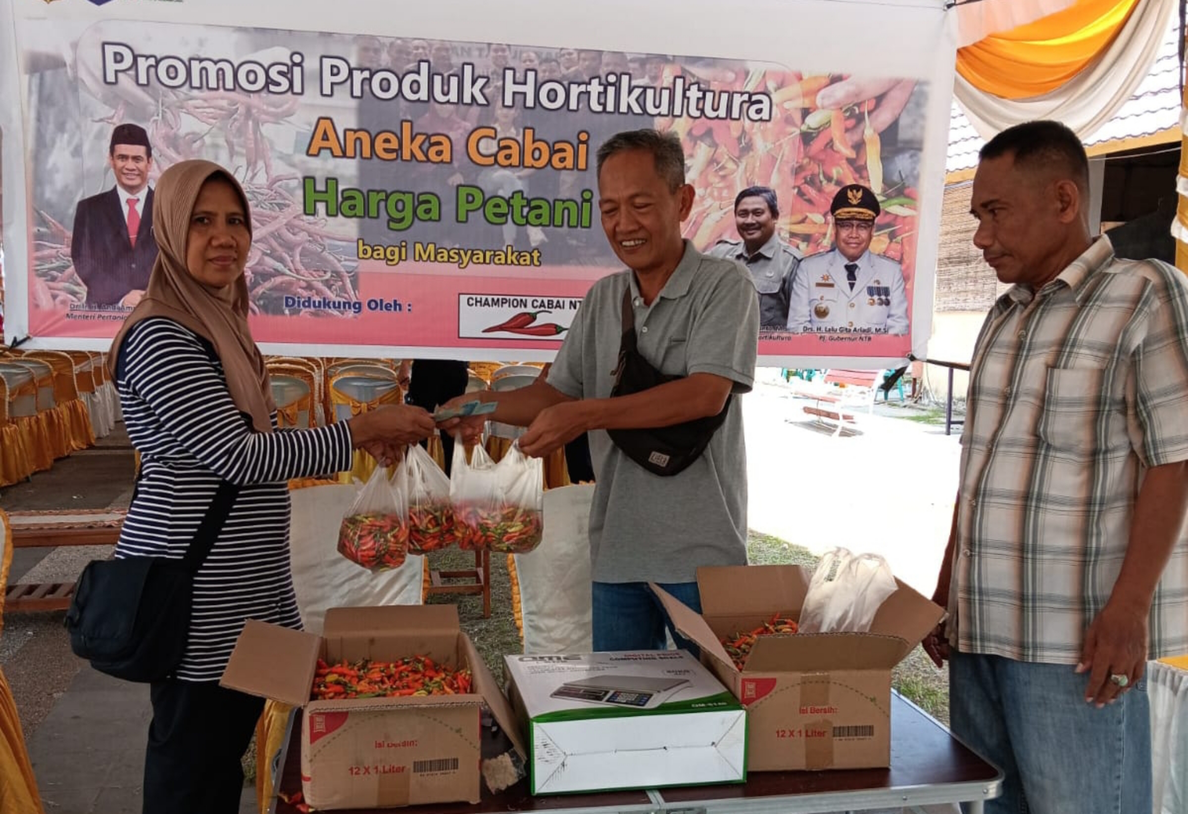 CABAI MURAH: Warga Sumbawa yang tengah membeli cabai murah di gerakan pangan murah (GPM) di Taman Mangga Sumbawa Besar.(DKP for Lombok Post)