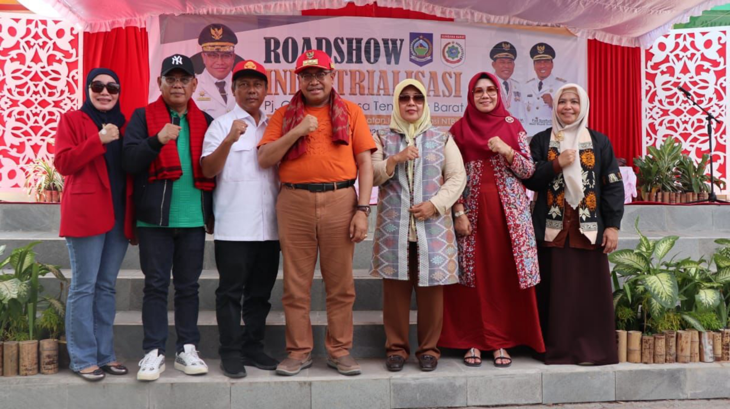 ROADSHOW INDUSTRIALISASI: Kepala Dinas Perindustrian NTB Nuryanti (kanan) saat mendampingi Pj Gubernur NTB melakukan roadshow industrialisasi di KSB, Sabtu (16/12).(Disperin for Lombok Post)