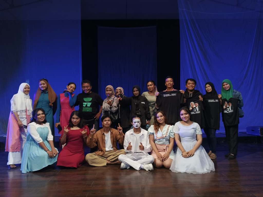 Para pemeran teater dengan lakon "Tong Kosong" yang dimainkan oleh Bengkel Aktor Mataram pada Sabtu (1612) malam di Gedung Teater Tertutup Taman Budaya Mataram.