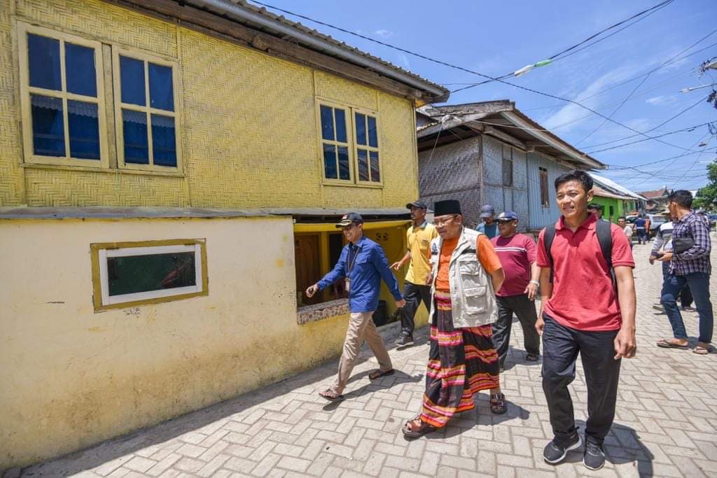 Pj Gubernur NTB Lalu Gita Ariadi (memakai peci) mengunjungi Pulau Bungin Kecamatan Alas, Sumbawa di awal bulan ini.