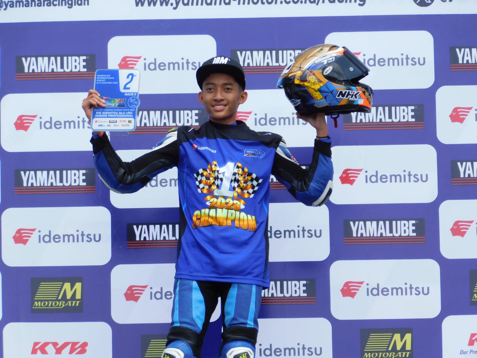 NAIK PODIUM: Arai Agaska naik podium pertama R15 Junior Pro dalam ajang Yamaha Sunday Race 2023 di Sirkuit Internasional Pertamina Mandalika, Loteng, Minggu (17/12).(DEWI/LOMBOK POST)